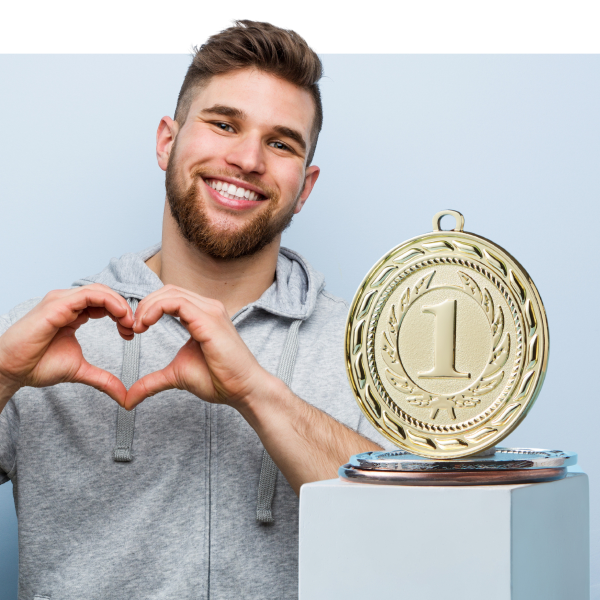 Gewinner-Medaille mit einem Mann, der mit seinen Händen ein Herz formt