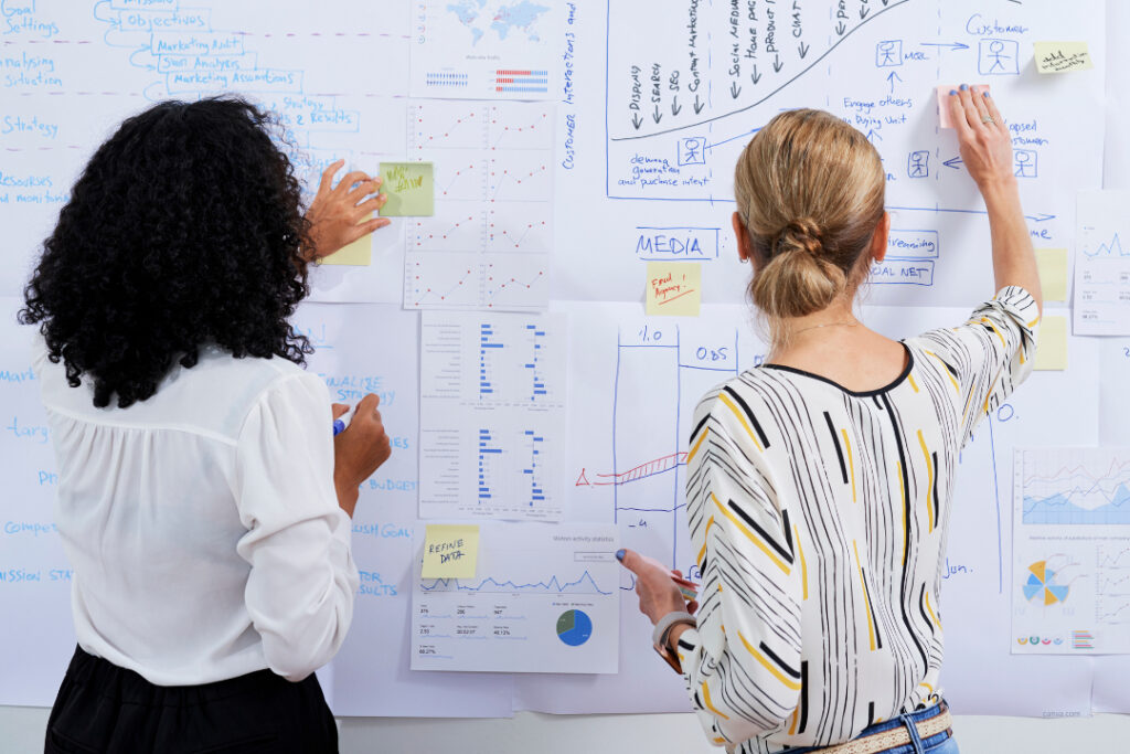 Business-Szene mit zwei Frauen zum Download: 10-Schritte-Marketing-Automation