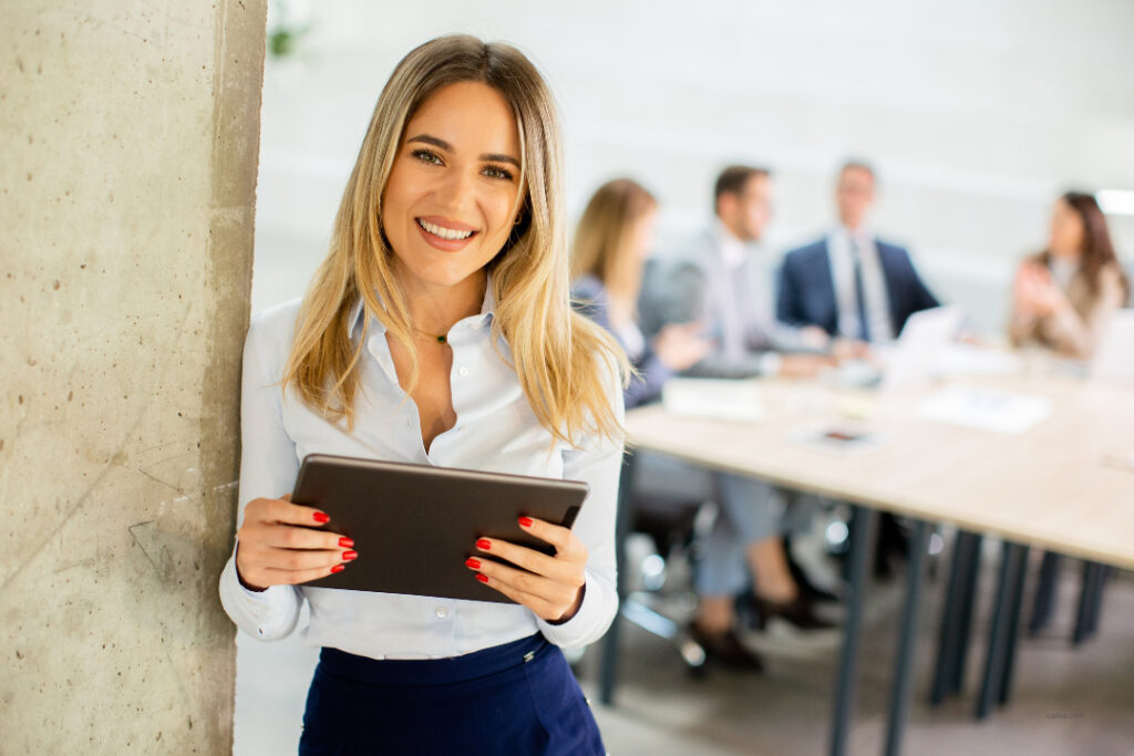 Business-Szene mit Frau zum Download: Die Säulen einer Content-Strategie