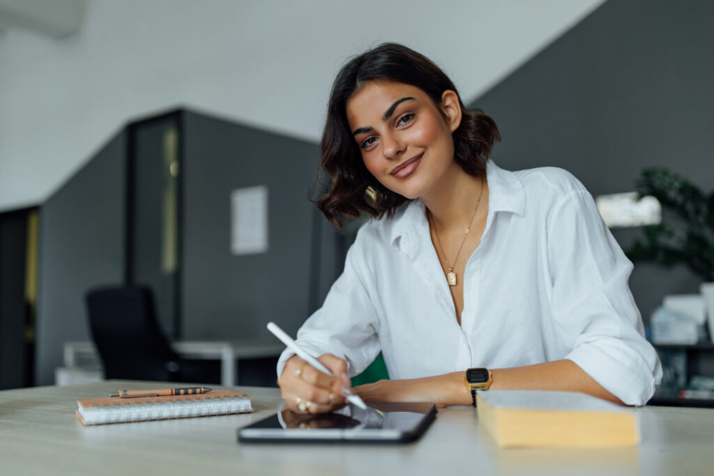Business-Szene mit Frau zum Download: Tipps-Storytelling