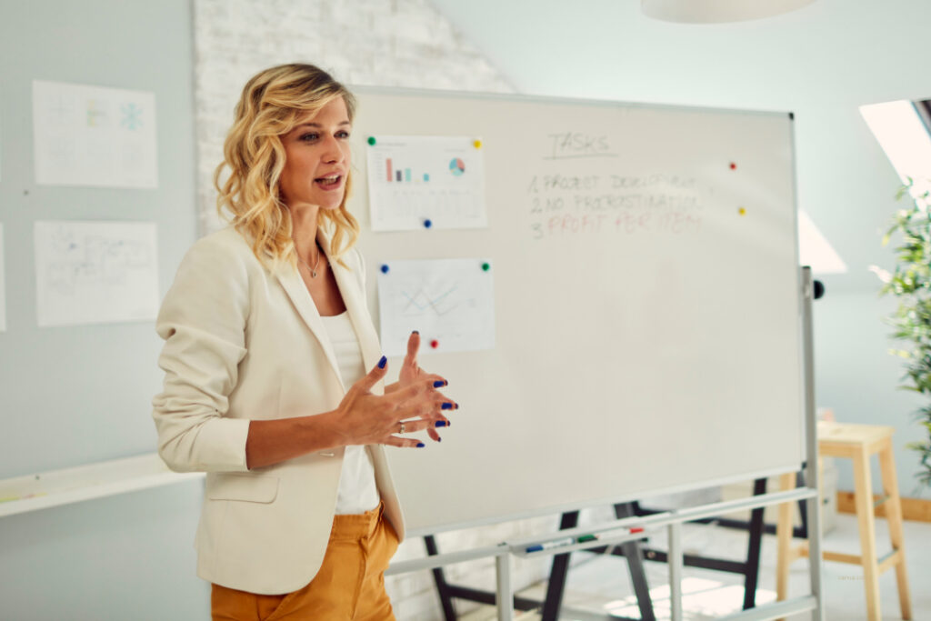 Business-Szene mit Frau zum Download: Agenturpitch