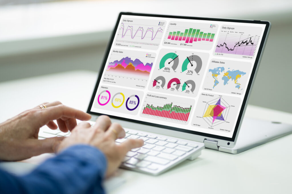 Business-Szene mit Laptop-Screen zum Download: Auswahl eines Web-Analyse-Tools