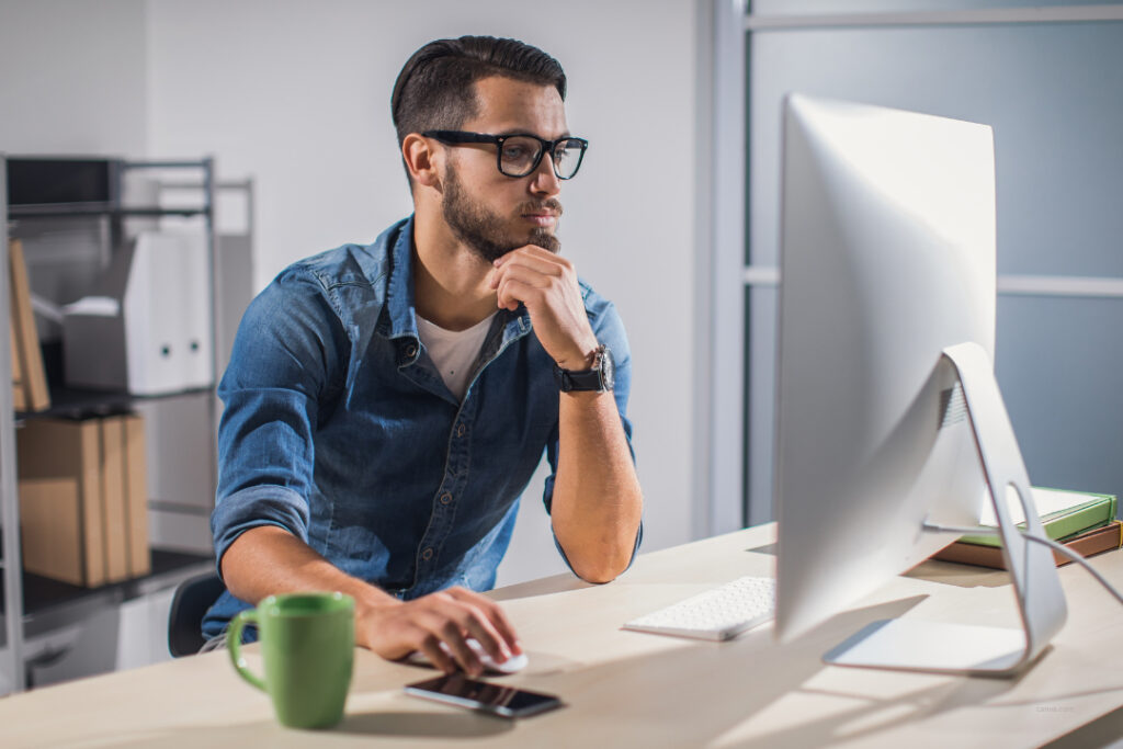Business-Szene mit Mann zum Download: Betreffzeilen