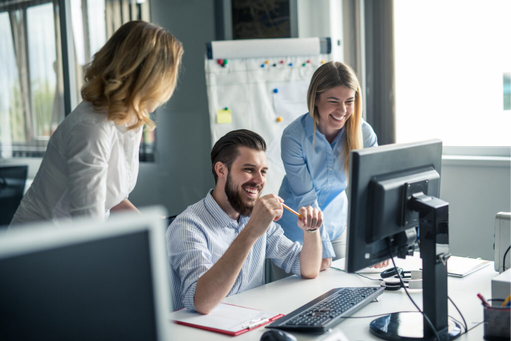 Business-Szene mit Mann und Frauen zum Download: Content-Ideen für Social Media