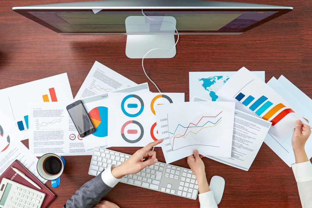 Business-Szene mit Schreibtisch zum Download: Kennzahlen im Onlinemarketing
