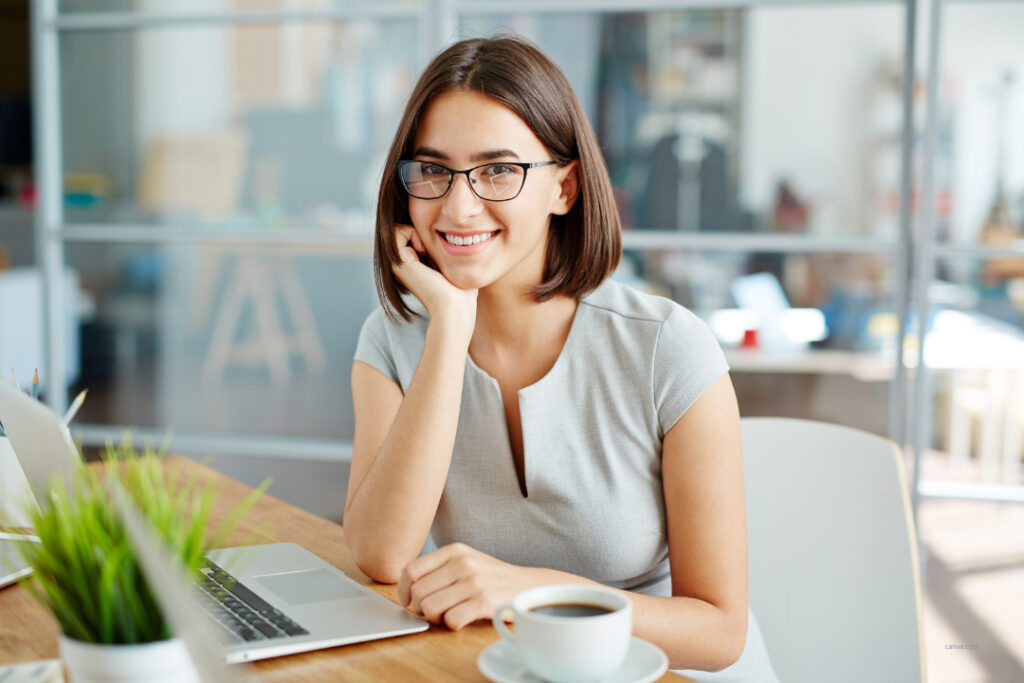 Business-Szene mit Frau zum Download: Moderieren von Social-Media-Kommentaren