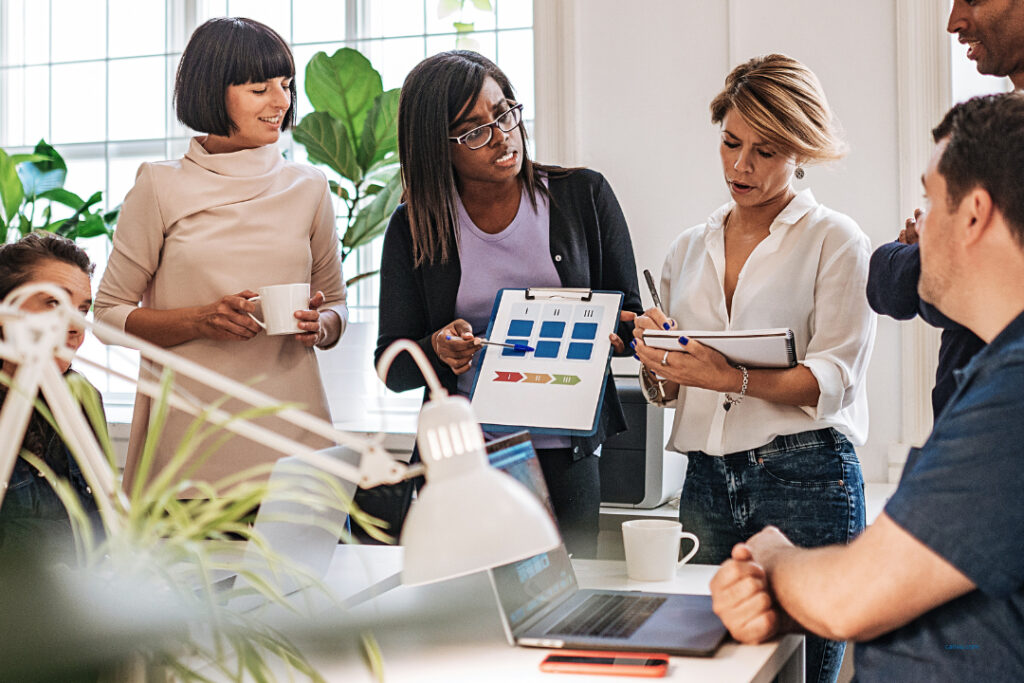 Business-Szene mit Männern und Frauen zum Download: Projekt-Kickoff