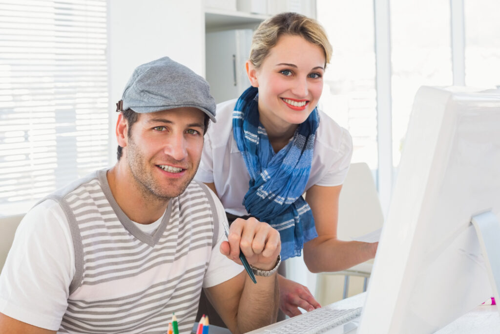 Business-Szene mit Mann und Frau zum Download: Redaktionsplan erstellen