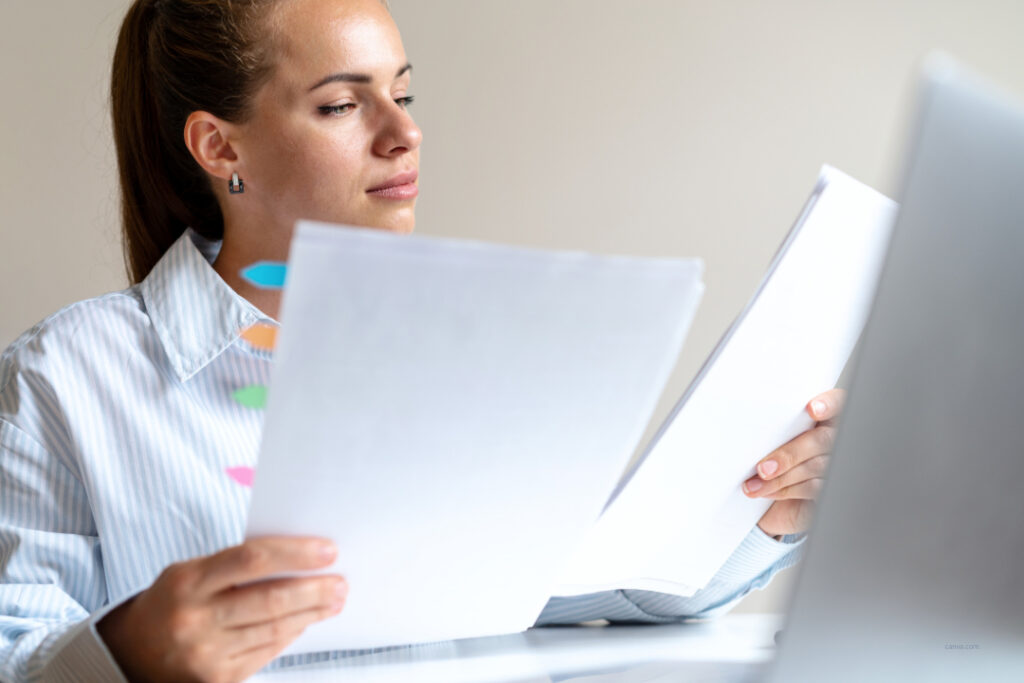 Business-Szene Frau zum Download: SEO-Audit