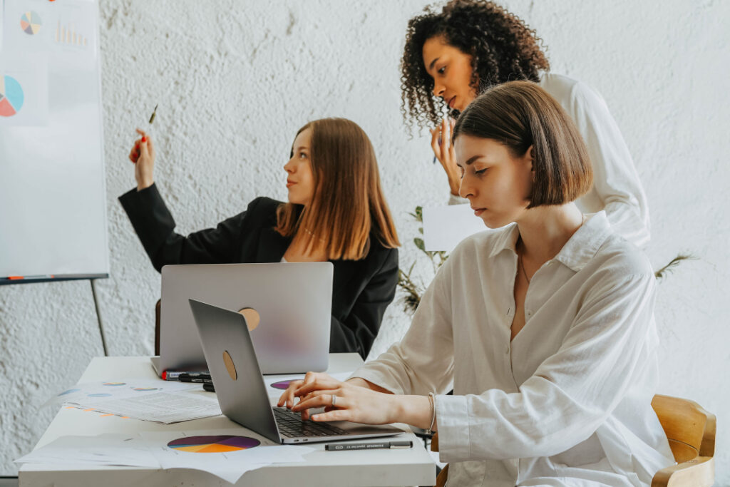 Business-Szene mit Frauen zum Download: Social-Media-Aufgaben