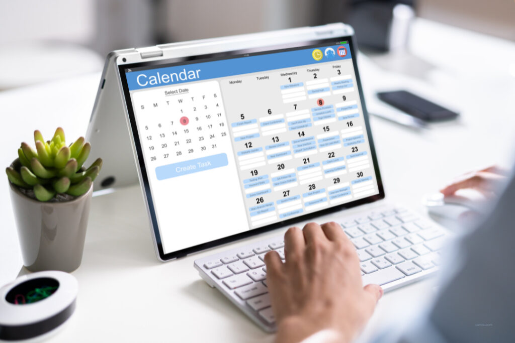 Business-Szene mit Laptop-Screen zum Download: Social-Media-Content-Kalender