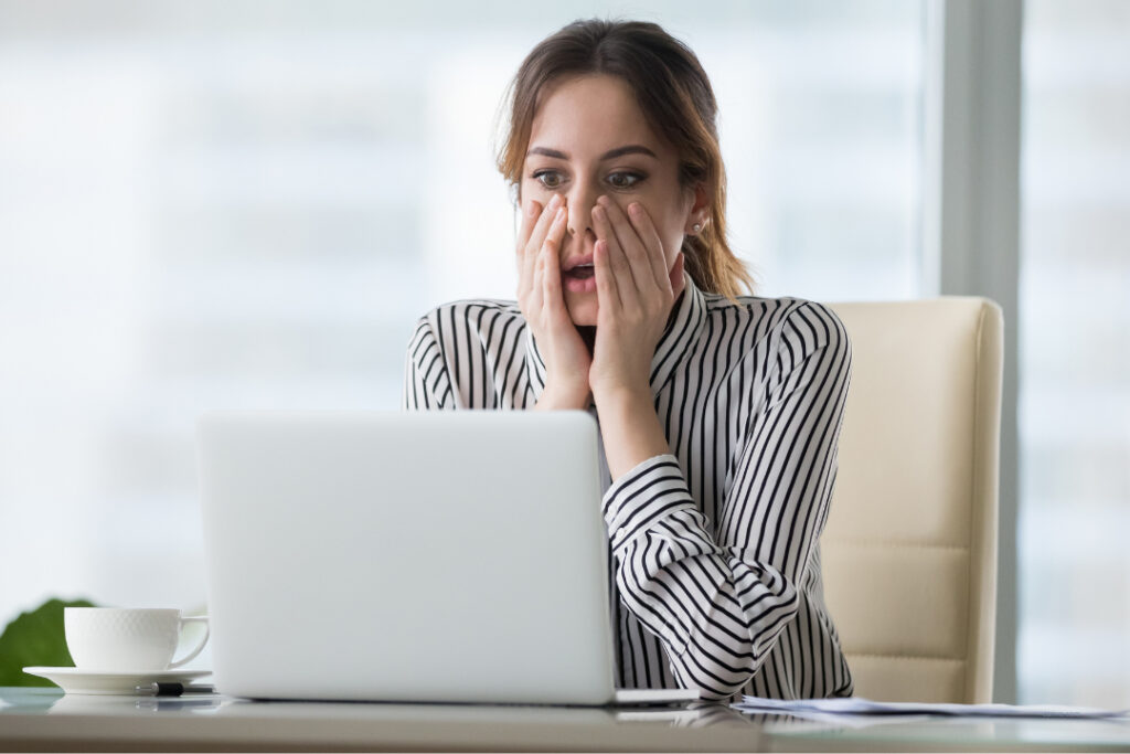Business-Szene mit Frau zum Download: Social-Media-Fehler