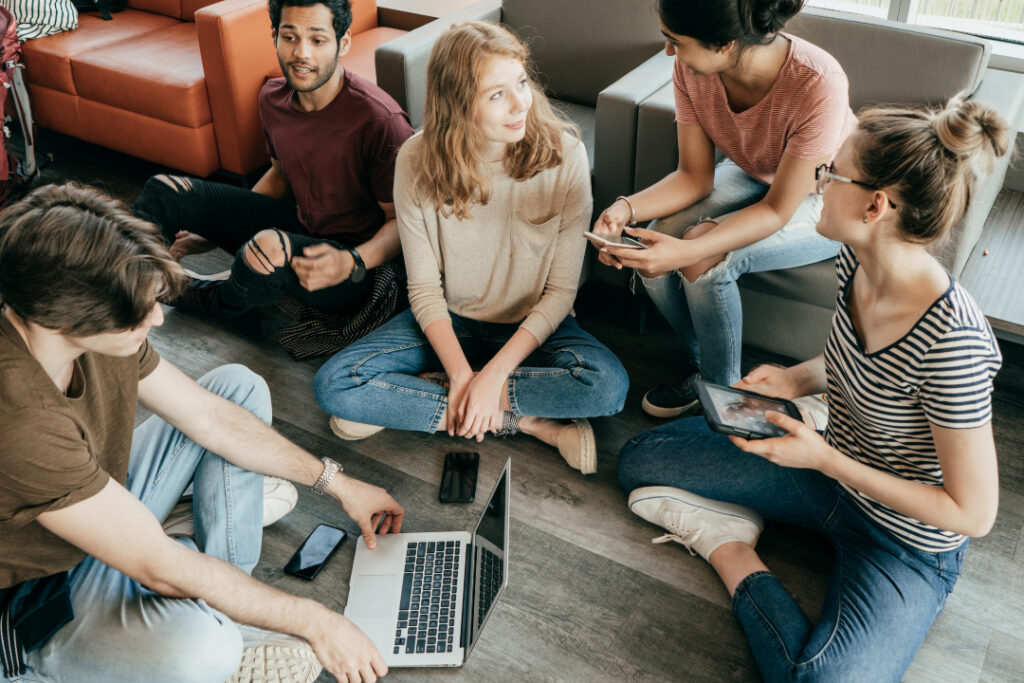 Business-Szene mit Männern und Frauen zum Download: Soft-Skills im Onlinemarketing