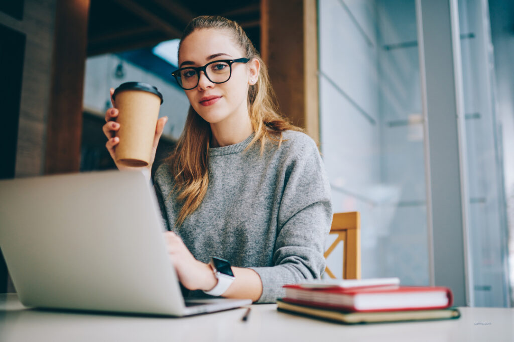 Business-Szene mit Frau zum Download: Texter Briefing