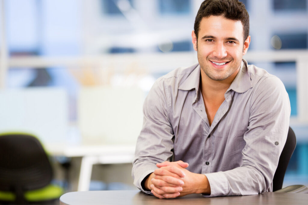 Business-Szene mit Mann zum Download: Tipps zur Onlinemarketing-Strategie