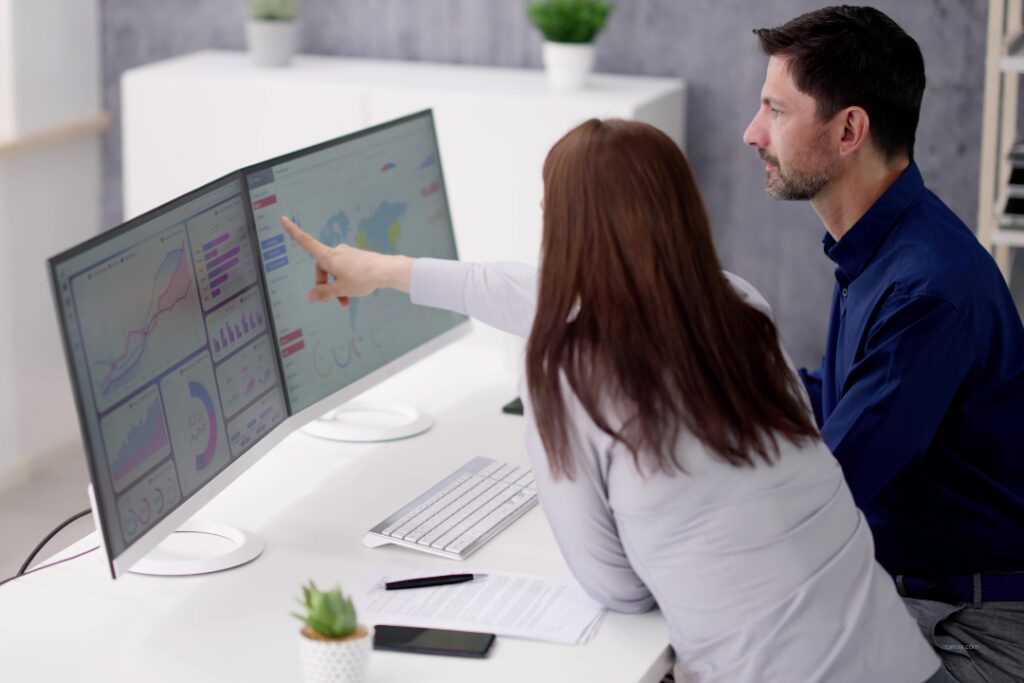 Business-Szene mit Mann und Frau zum Download: Web-Analyse als Prozess