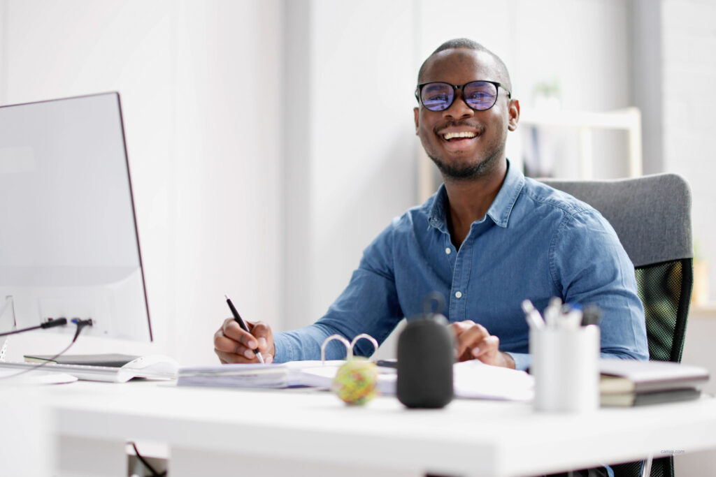 Business-Szene mit Mann zum Download: Wettbewerber bewerten