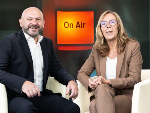 Podcast-Headergrafik mit den Hosts Markus und Sabine
