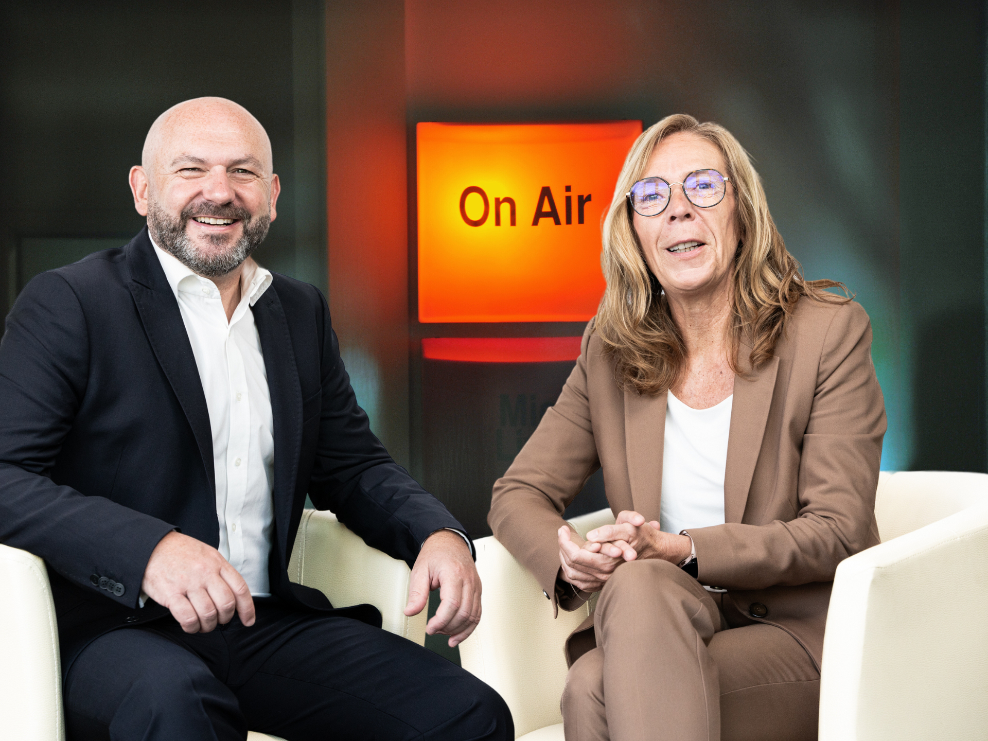 Podcast-Headergrafik mit den Hosts Markus und Sabine