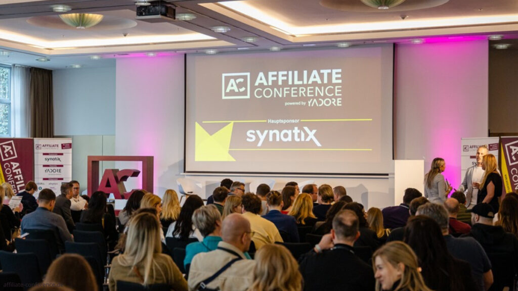 Vortrag auf der Affiliate Conference mit Sprecher und Zuhörenden