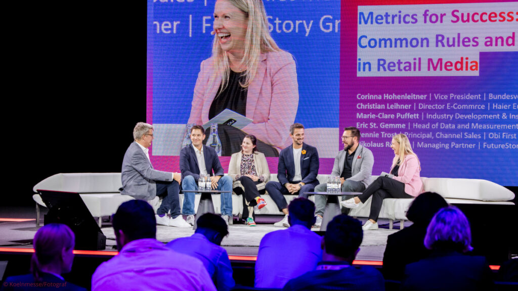 Hauptbühne der DMEXCO mit Diskussionsrunde