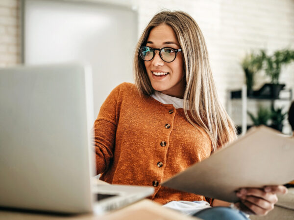 Headergrafik zur Seminarthema-Ăśbersicht mit lernender Frau am Laptop