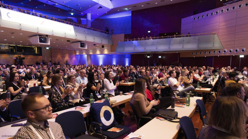 Publikum vor der Online Expert Days-Bühne