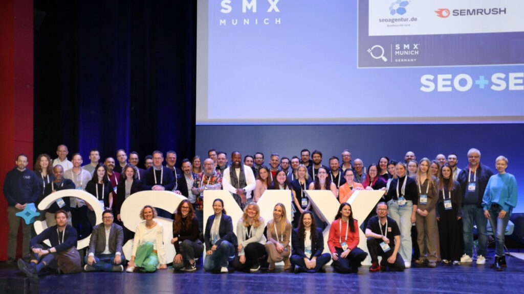 Publikum vor der SMX-Bühne mit Vortragsrednerin