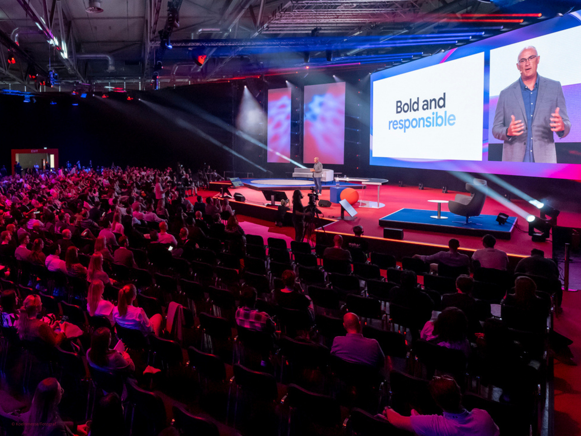 Headergrafik zur Event-Seite DMEXCO mit einem Speaker vor Publikum