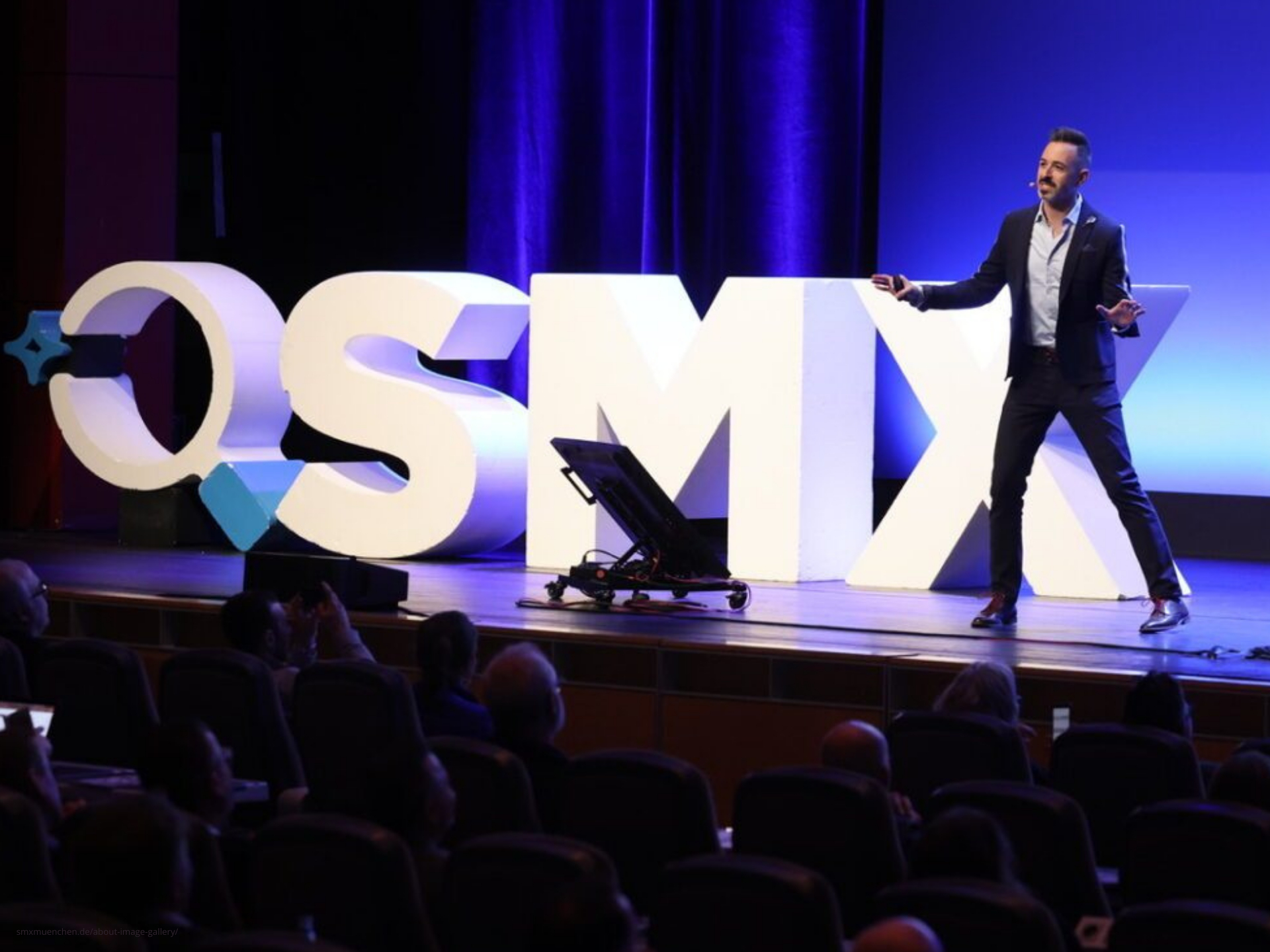 Headergrafik zur Event-Seite SMX mit Rand Fishkin als Redner auf der Hauptbühne