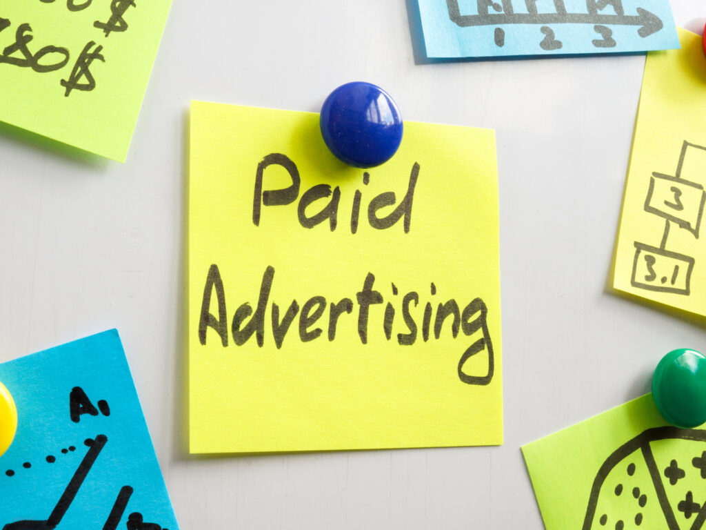 Headerbild mit Menschen zum Beitrag: Paid-Media