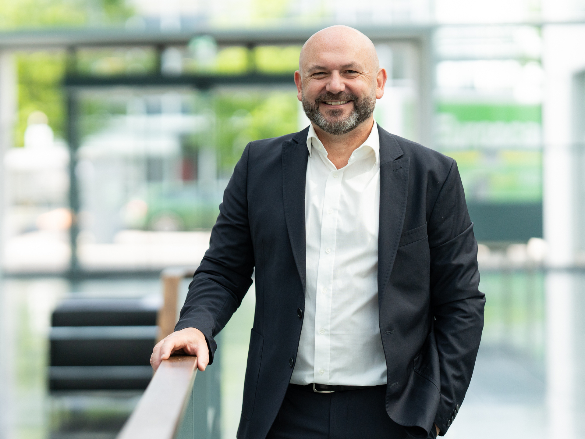 Header-Grafik: GF Markus Bockhorni steht an einem Treppengeländer