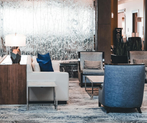 Hotellobby mit Sitzgelegenheiten
