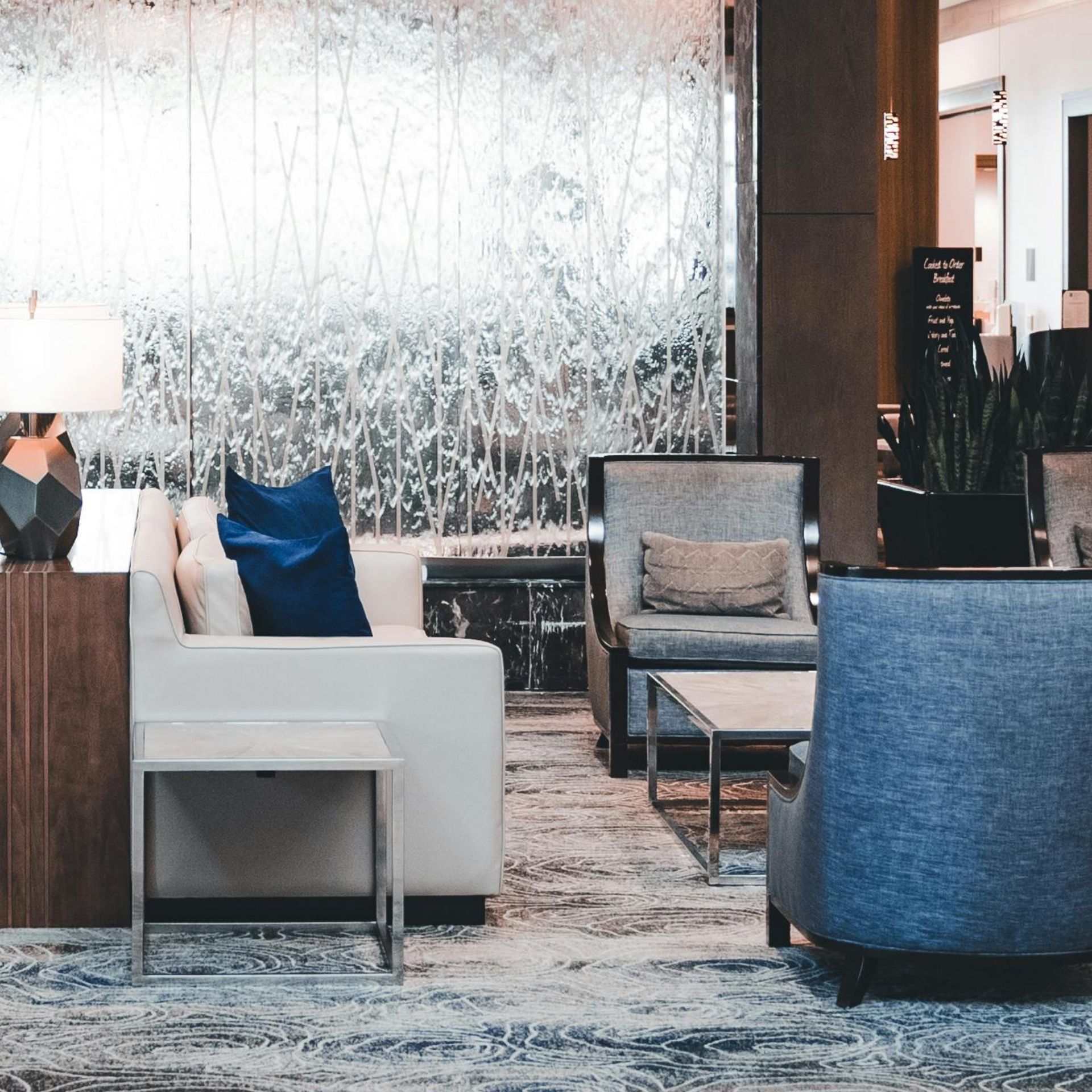 Hotellobby mit Sitzgelegenheiten