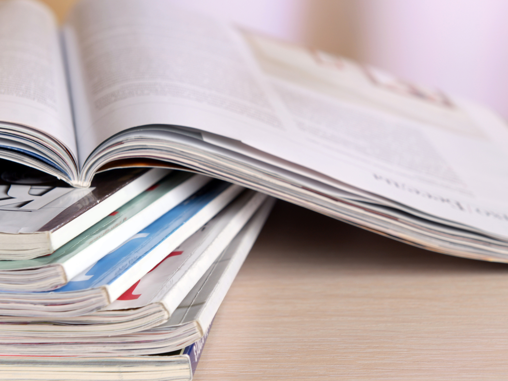 Zeitungsstapel auf einem Tisch - eMBIS Pressebereich
