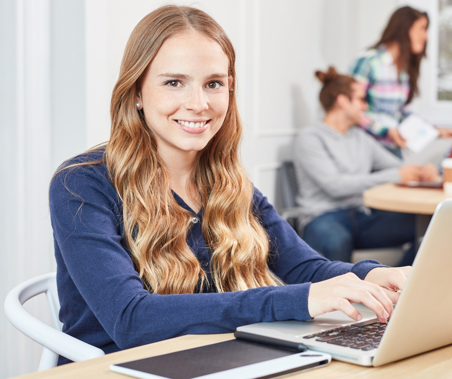 Junge Frau am Schreibtisch mit Laptop