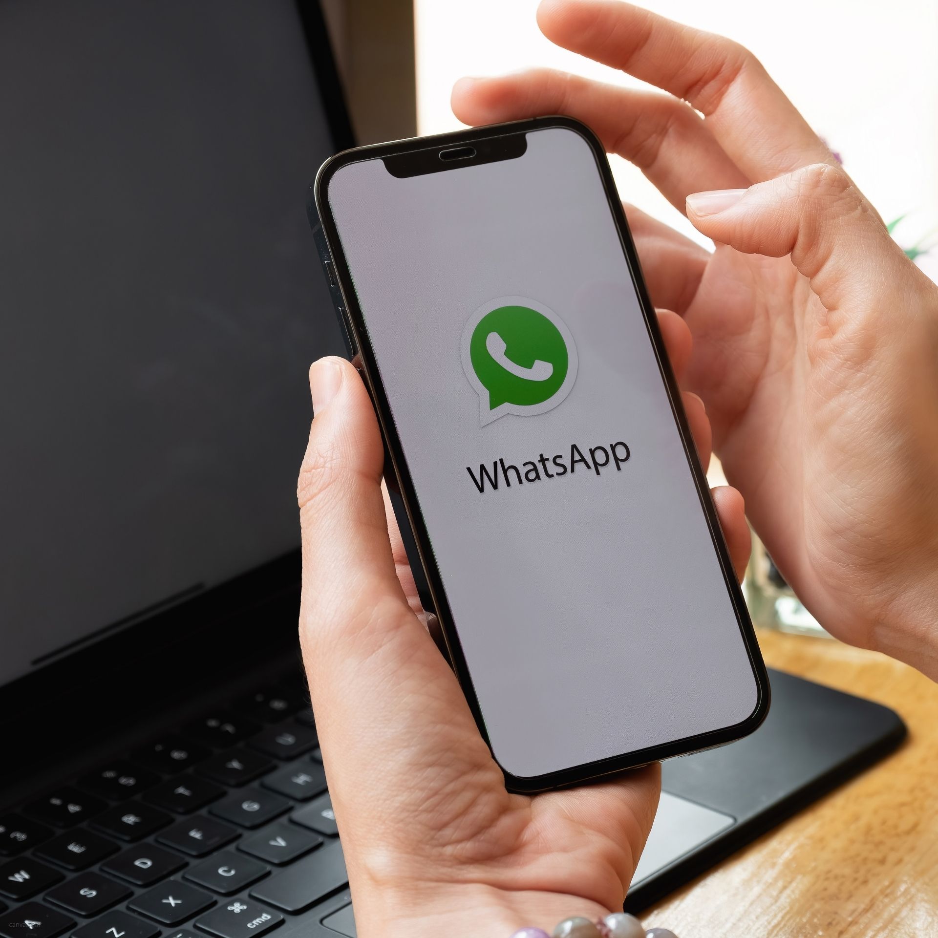 Smartphone mit WhatsApp am Screen