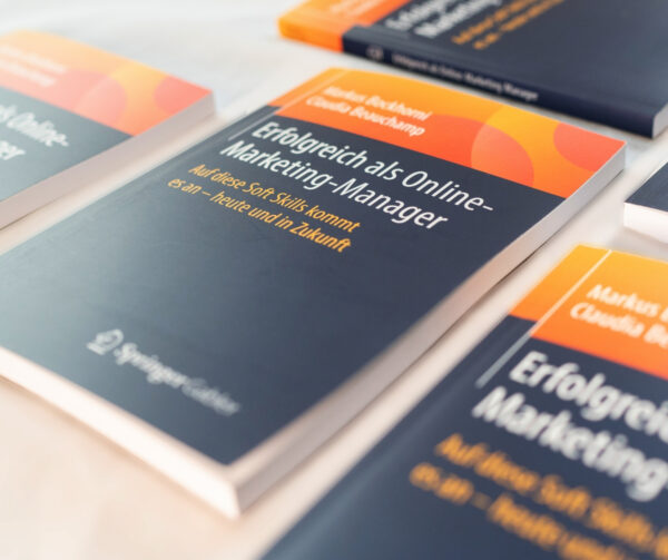 Abbildung mehrerer Exemplare des Buches "Erfolgreich als Online-Marketing-Manager: Auf diese Soft Skills kommt es an – heute und in Zukunft"