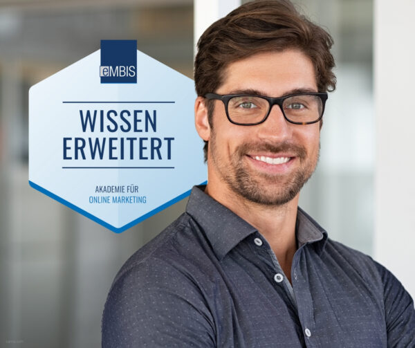 Open Badges - Headergrafik: Mann vor dem eMBIS-Badge