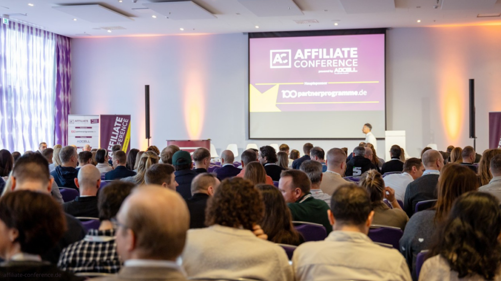 Vortrag auf der Affiliate-Conference mit Bühne und Zuhörenden