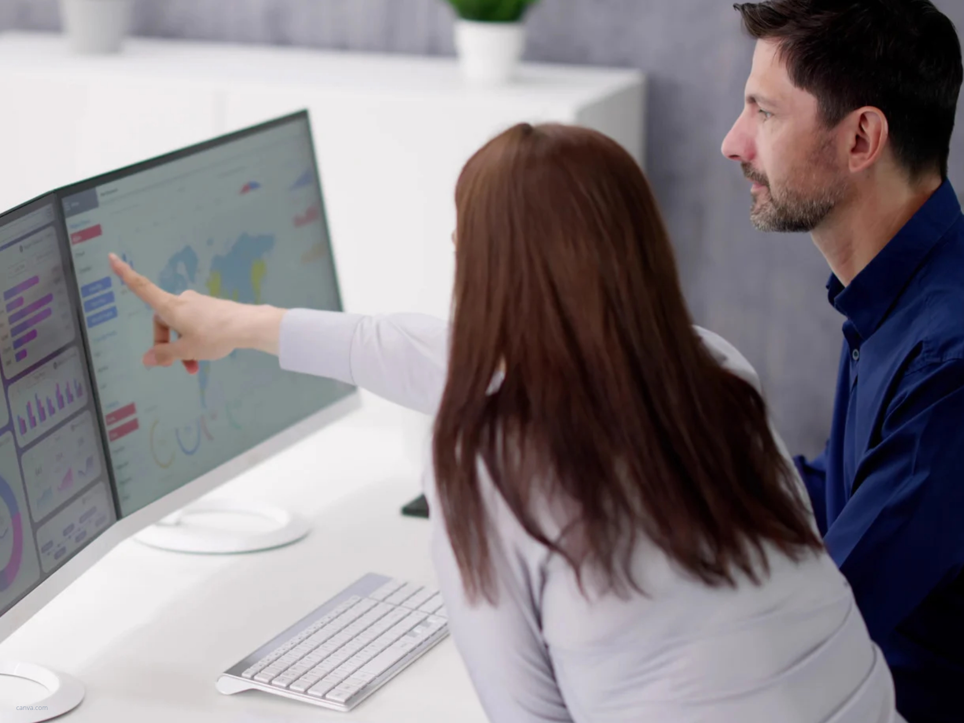Marketingteam analysiert Webdaten am Computerbildschirm