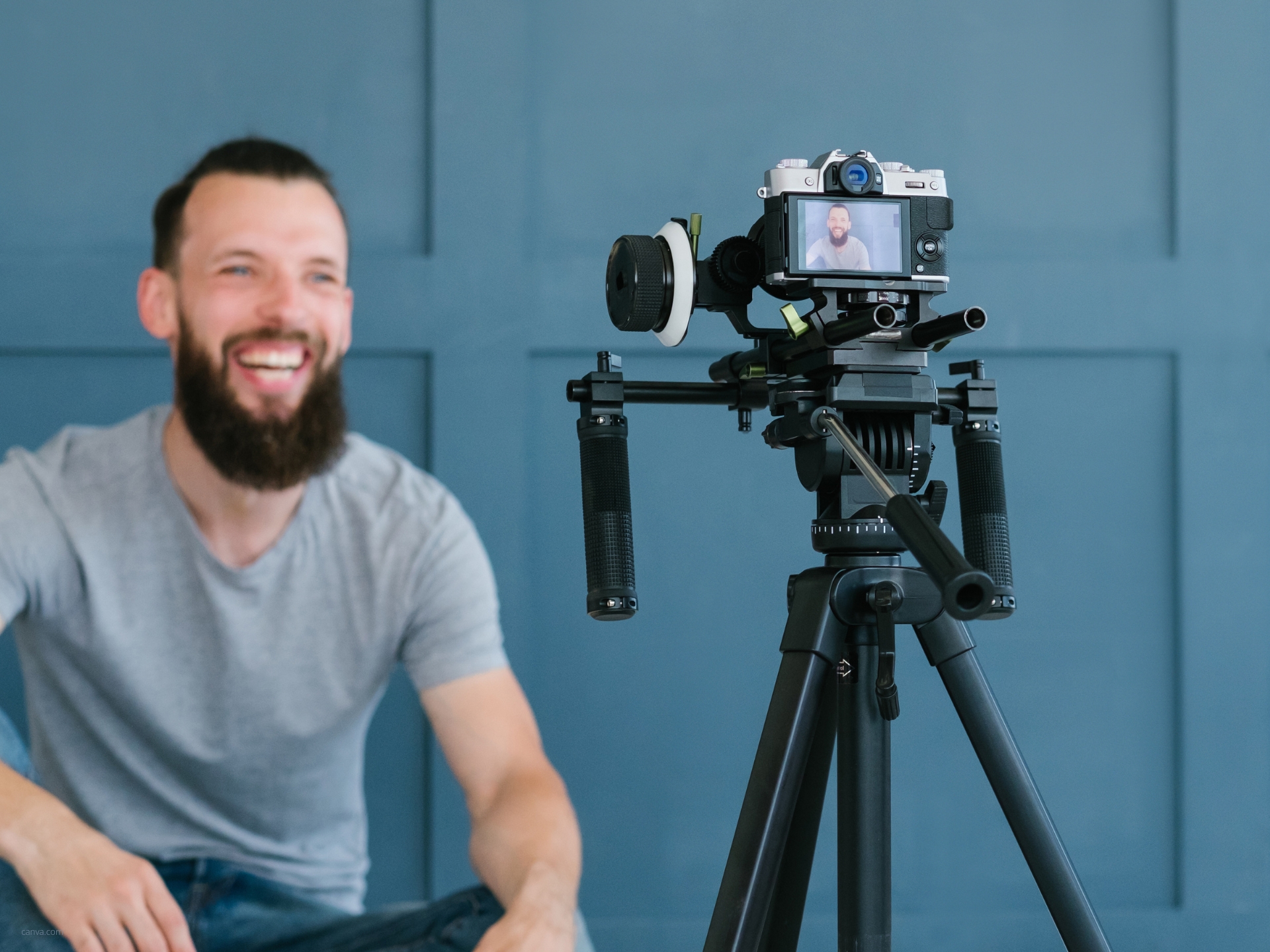 Mann filmt sich selbst vor einer Kamera für Content Creation