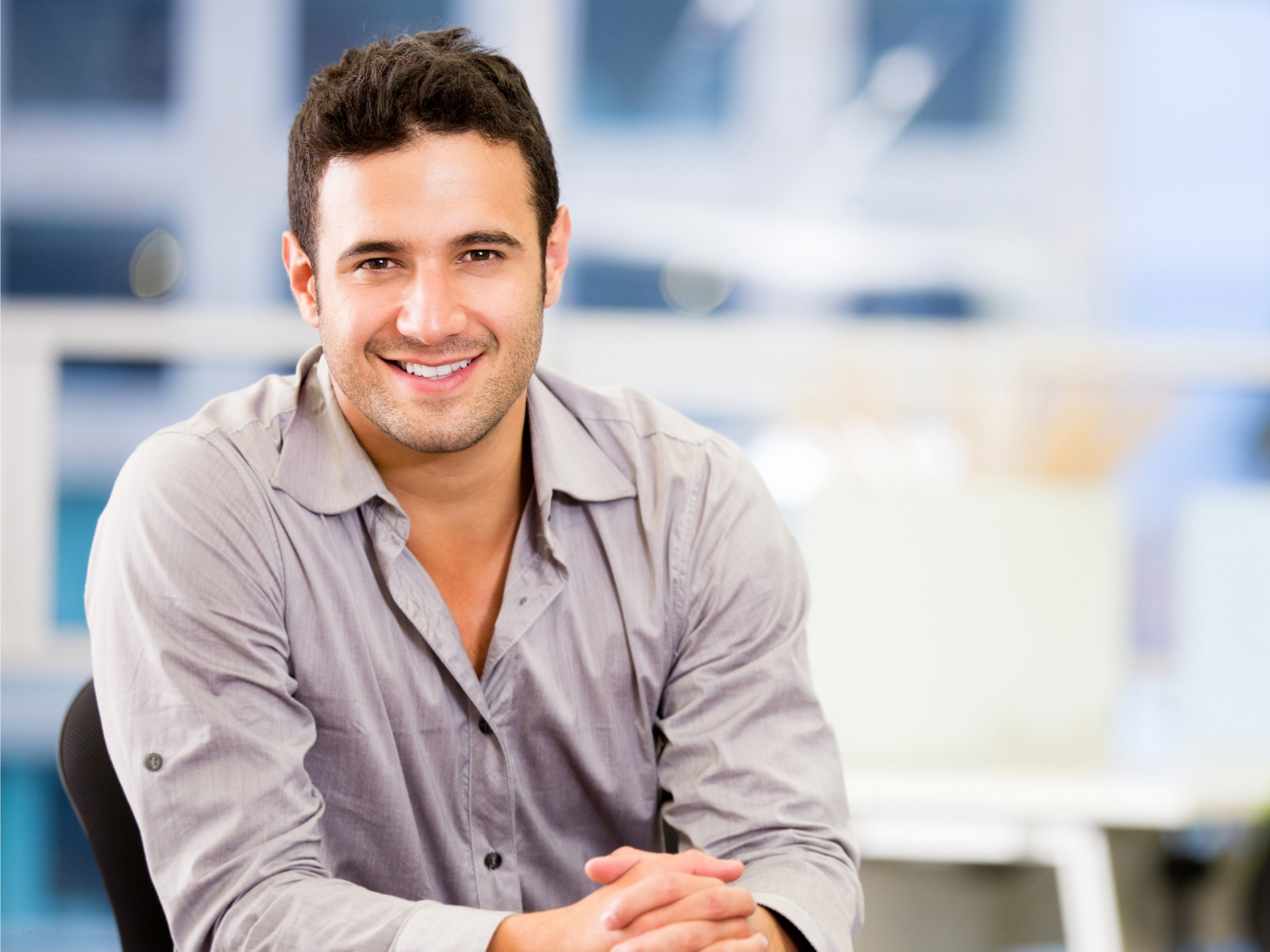 Marketing-Mitarbeiter lächelnd im Büro am Arbeitsplatz