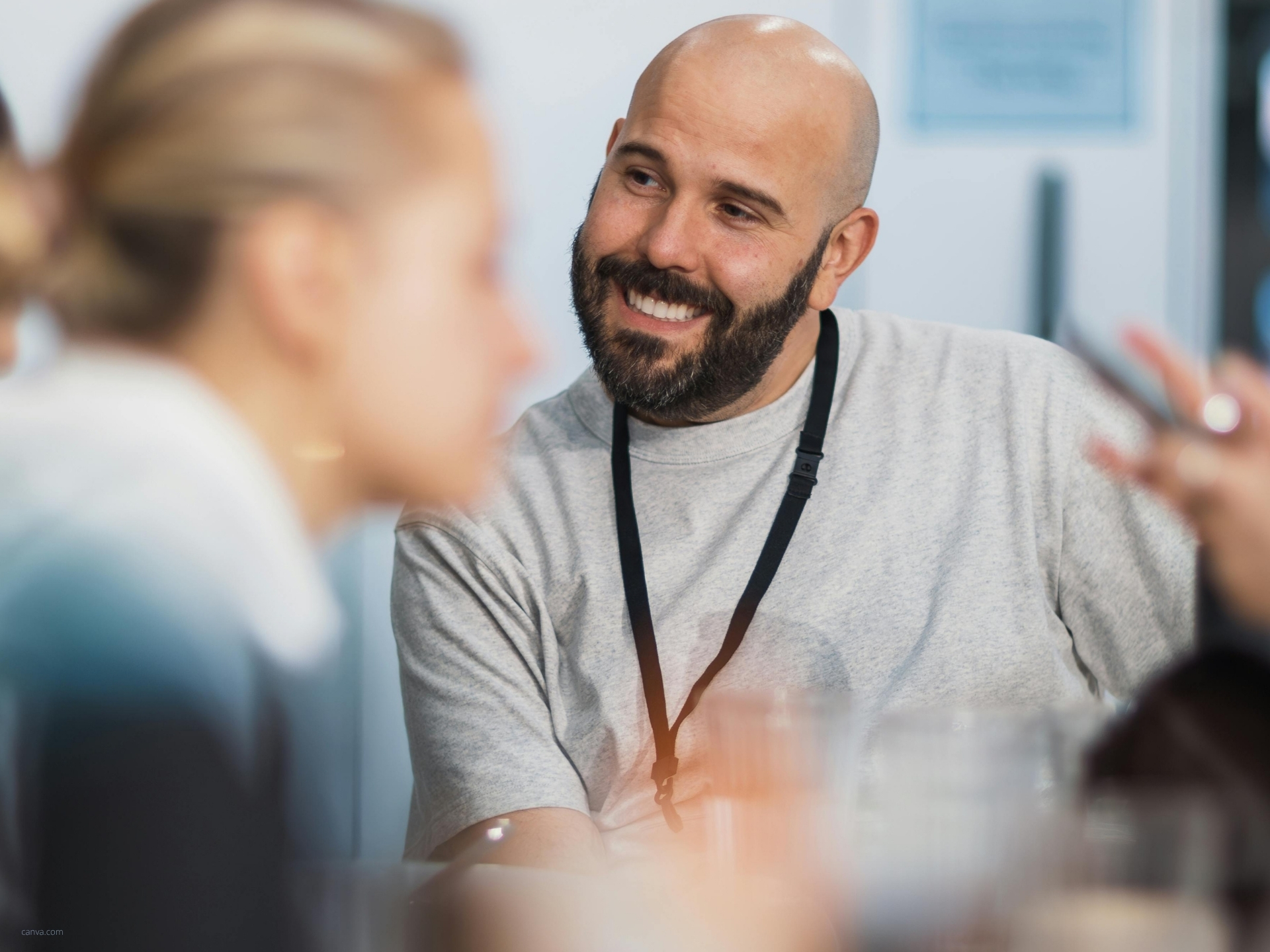 Marketing-Team bei der gemeinsamen Arbeit