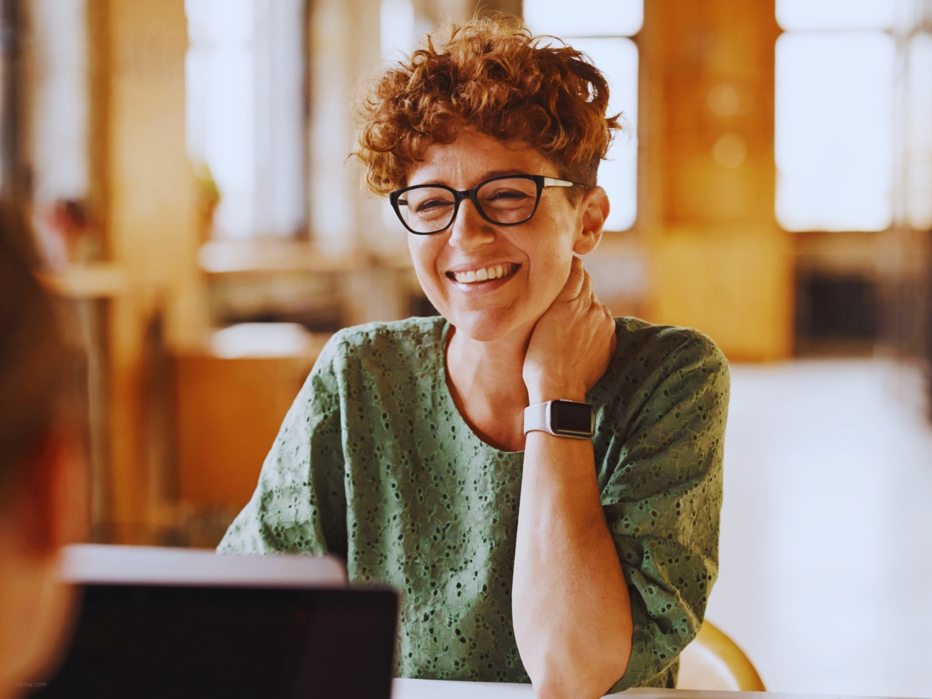 Marketing-Mitarbeiterin am Arbeitsplatz