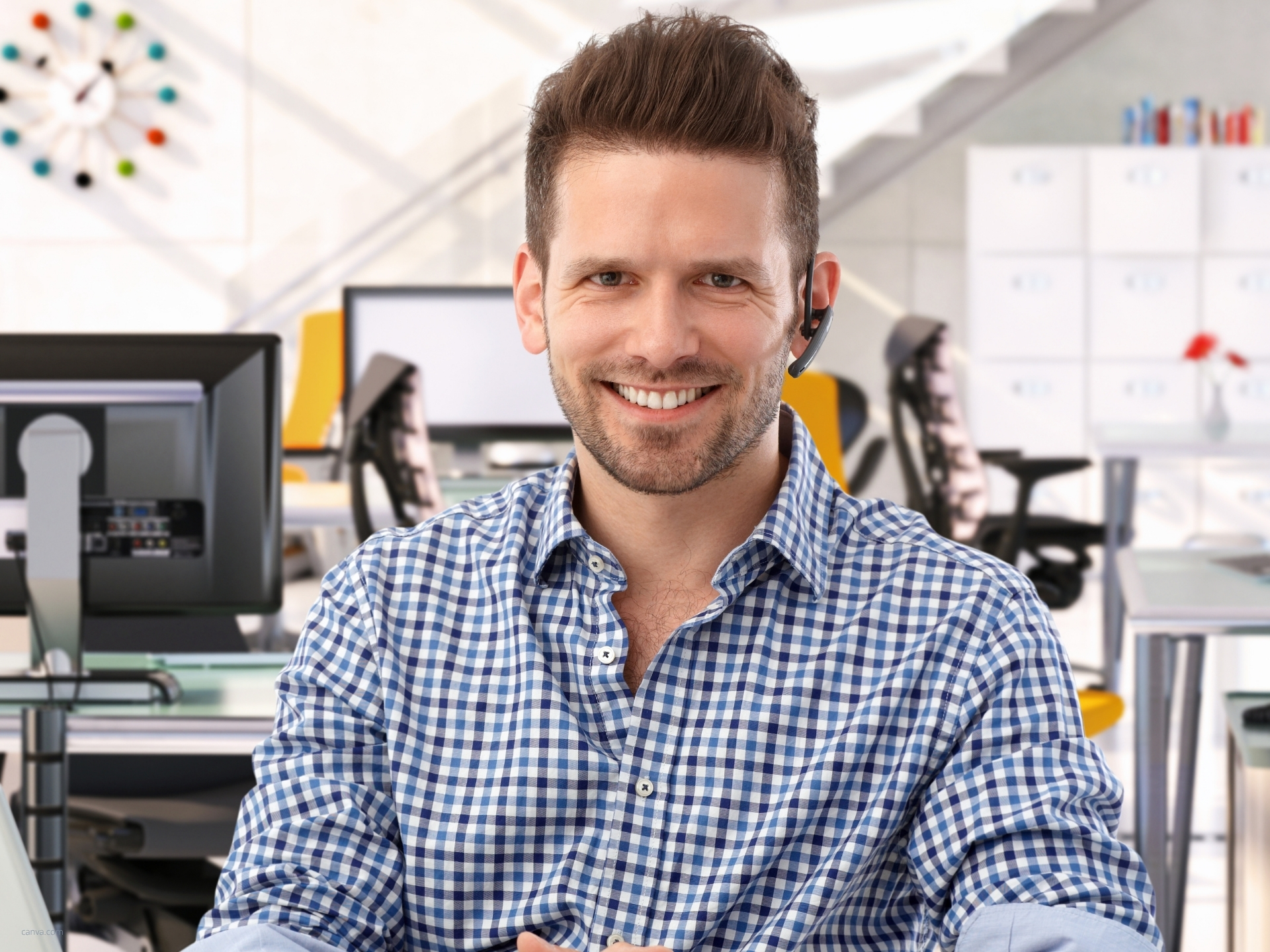 Mann aus dem Marketing lächelt im modernen Büro